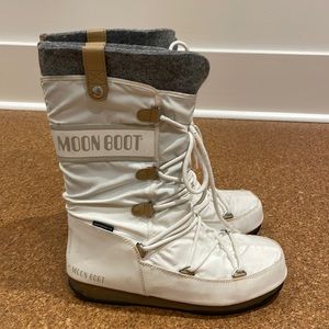 White High Moon Boots - women’s size 9.5
